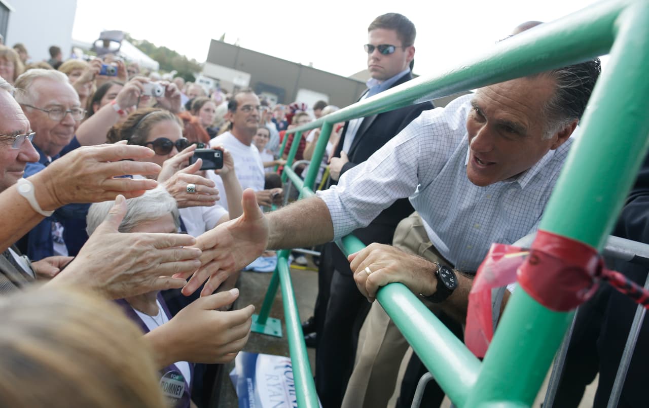 El candidato presidencial republicano Mitt Rooney estrechando las manos de sus seguidores durante un mitin de campaña en Mansfield, Ohio, en septiembre de 2012.
