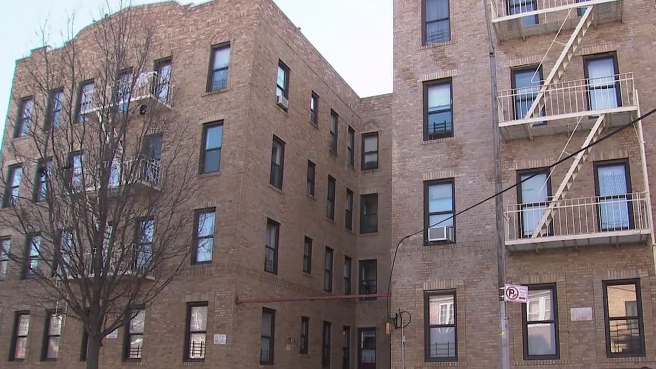 Inquilinos demandan a caseros que los acosaban por ser latinos en edificios de vivienda en Brooklyn
