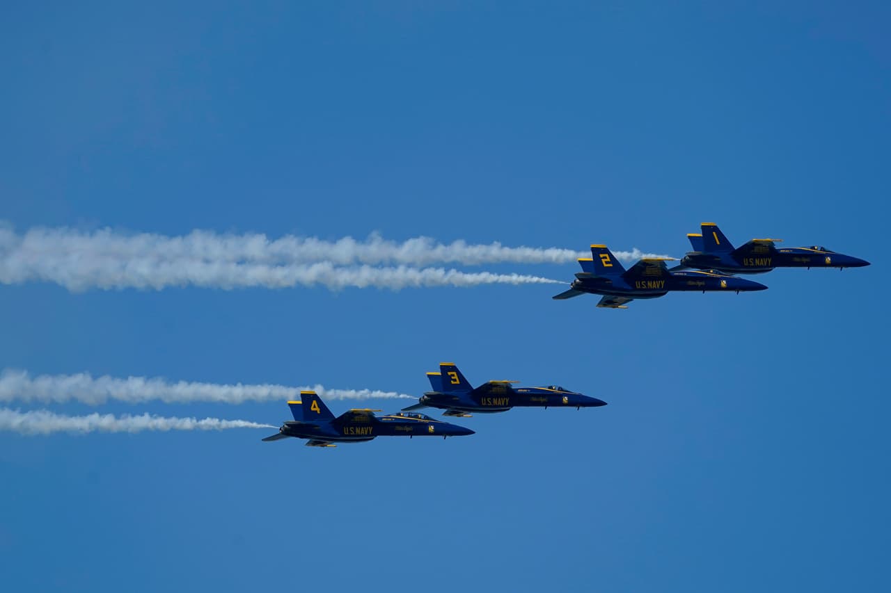 Este avión de combate combina capacidades de caza y ataque para arremeter contra objetivos tanto aéreos como terrestres. Es precisamente de ahí donde viene la designación de su nombre F/A-18: "F" de 
<i>Fighter</i> y "A" de 
<i>Attack.</i>