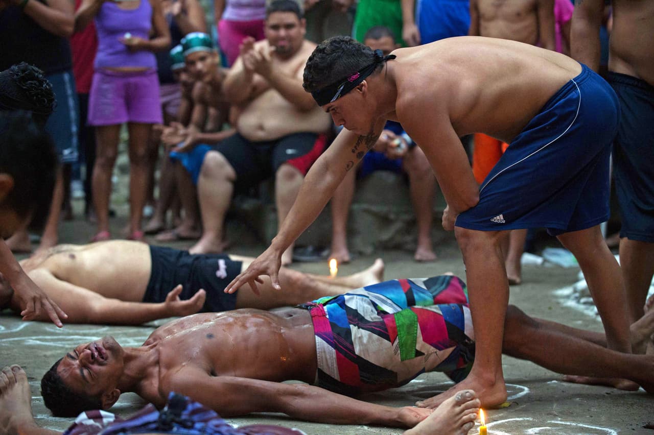 Los Yoruba pelearon una serie de guerras no sólo internas sino con otras culturas, cuyos ataques llevaron a la caída y esclavización del pueblo. La trata de esclavos trajo muchos de estos Yorubas a las costas de Cuba, Brasil, Haiti, Trinidad y Puerto Rico, entre otros países. Pero, por supuesto, ellos trajeron su cultura y su religión hacia su nueva vida.