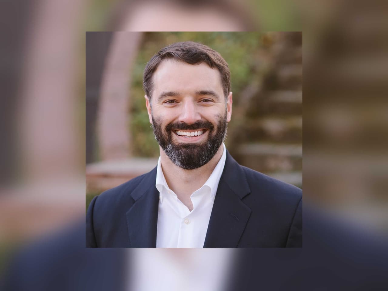 Republicano Latham Saddler anuncia su candidatura al senado de Georgia con promesas muy parecidas a las de Trump en 2016 