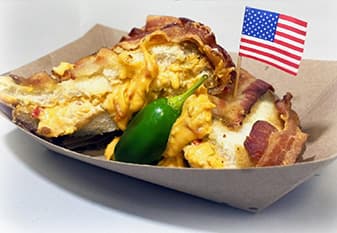 <h3 class="cms-H3-H3"><b>Sándwich de queso, jalapeño y pimiento confitado envuelto en tocino </b> </h3>
<br>Dos rebanadas de pan rellenas con queso jalapeño confitado dulce y picante, bañadas con tocino y cocidas hasta que estén crujientes por fuera y pegajosas por dentro.