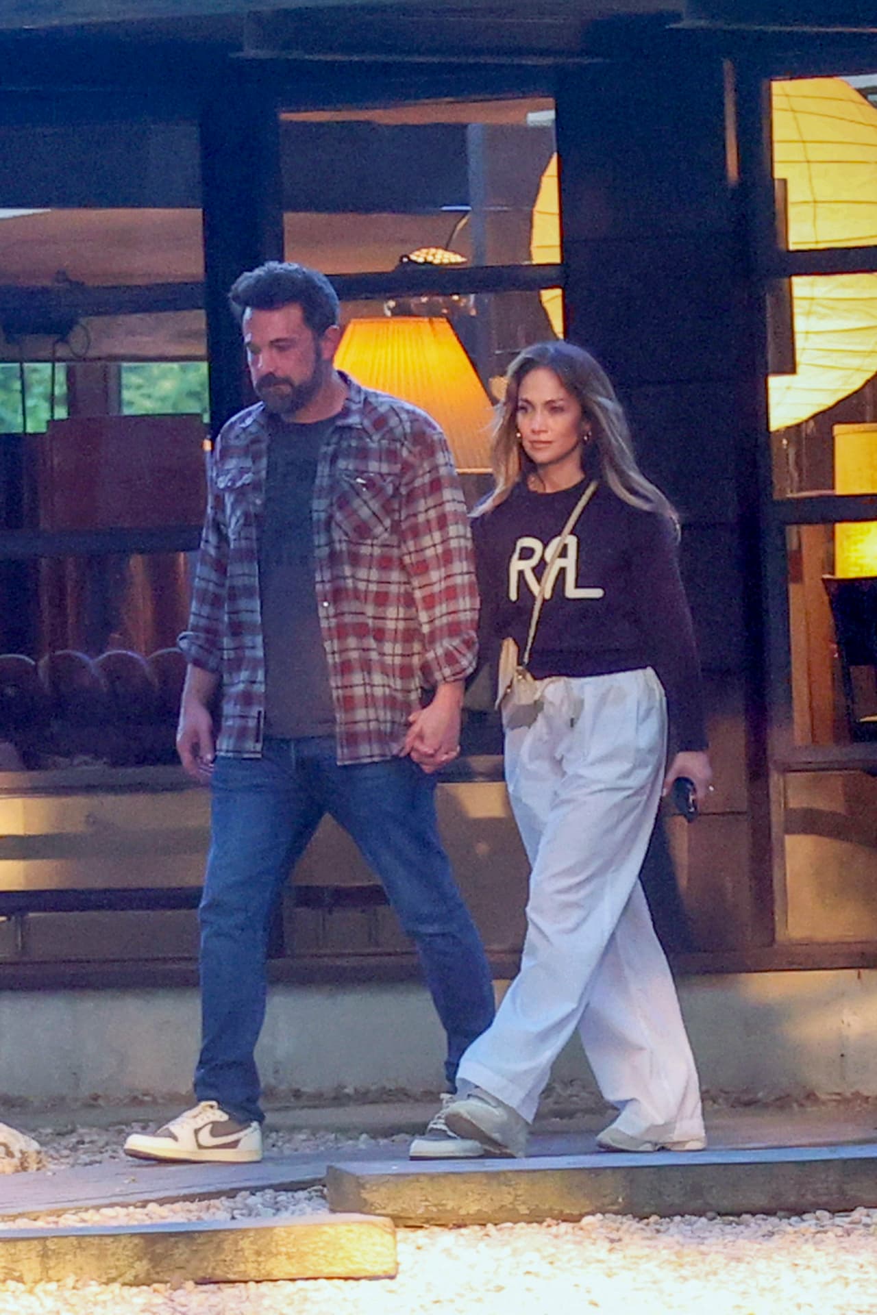 Este 6 de julio, ella continuó con su misión en pro de la renovación de su ‘nidito de amor’, pero en compañía de su famoso marido. 
<br>