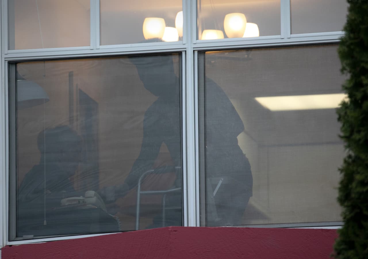 Continuarán con las rigurosas restricciones en hogares de cuidados para ancianos y otros entornos de alta congregación de personas. (Fase 1)