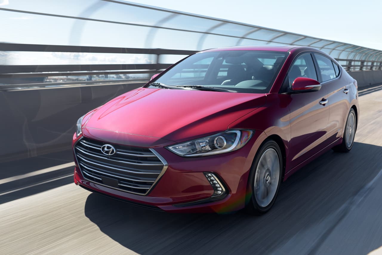 <b>Hyundai Elantra</b>
<br>Una de las compras que mejor equilibrio muestra en cuanto a relación valor-precio. El Hyunda Elantra es un compacto que cubre bien las necesidades de transporte de una familia pequeña. La versión SE arranca en un precio de 16,950 dólares con transmisión manual, para conductores dispuestos a sacrificar un poco la comodidad en el tránsito.