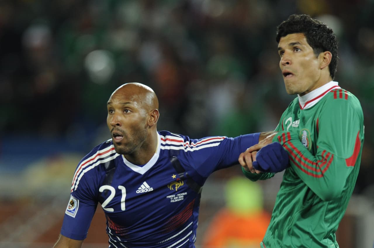 México vencía 2-0 a Francia y en el entretiempo del partido, 
<b>Anelka</b> insultó fuertemente a su entrenador 
<b>Raymond Domenech</b>, hecho que expuso los problemas internos de la selección europea.