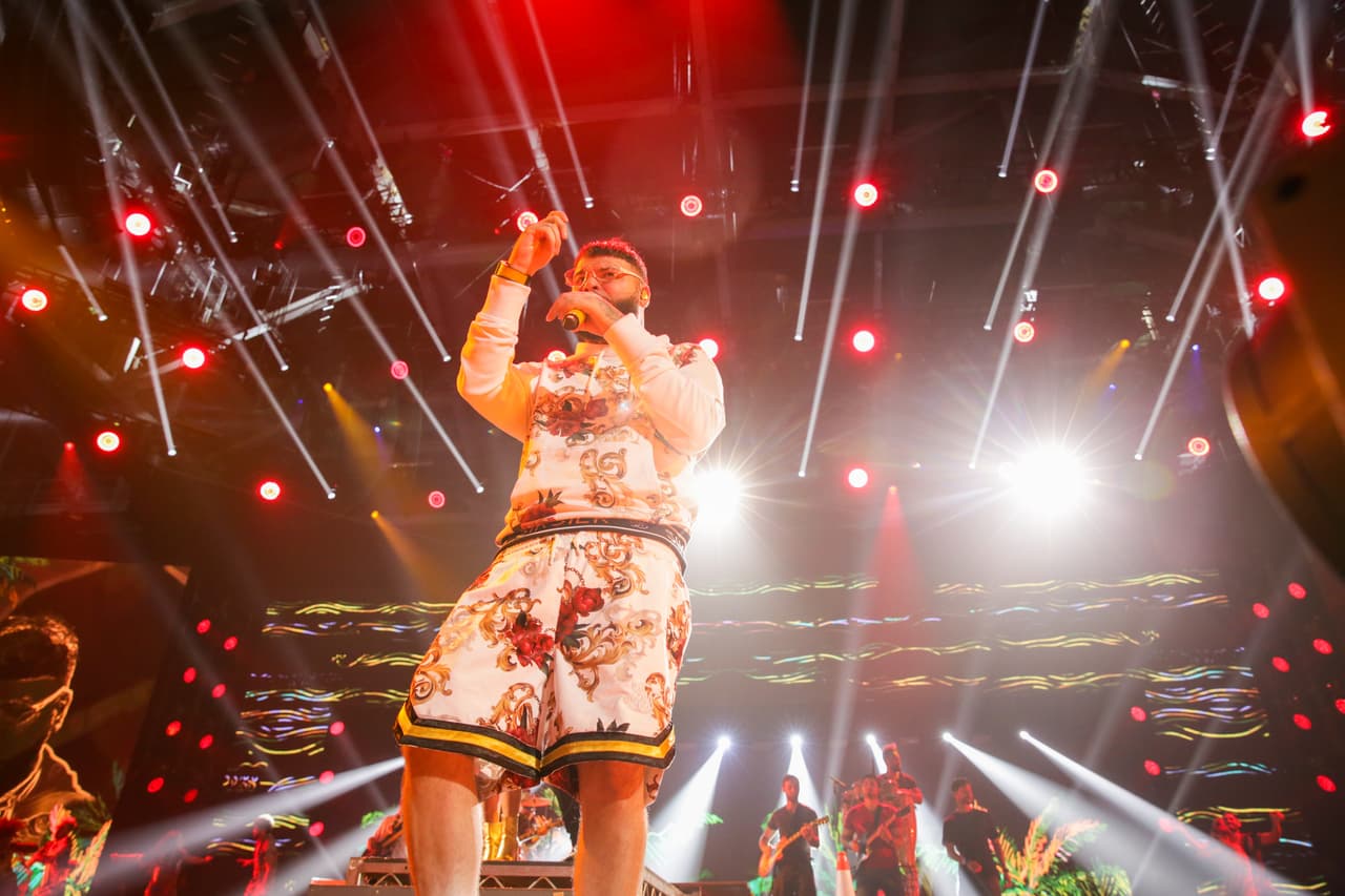 El atuendo del intérprete de 'Calma' consta de una sudadera y un short de la marca Sik Silk.