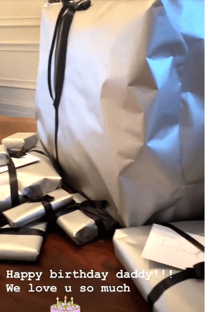 La diseñadora de modas presumió en
<b> <a href="https://www.instagram.com/victoriabeckham/" target="_blank">Instagram</a></b> los regalos que tenía para su marido.