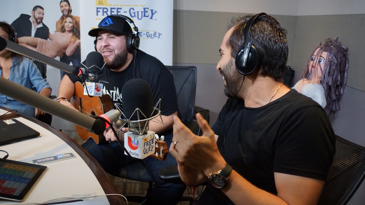 Sin pelos ni tapujos, El Fantasma se metió al Free-guey show y hasta acabó con la piñata de La Bronca.