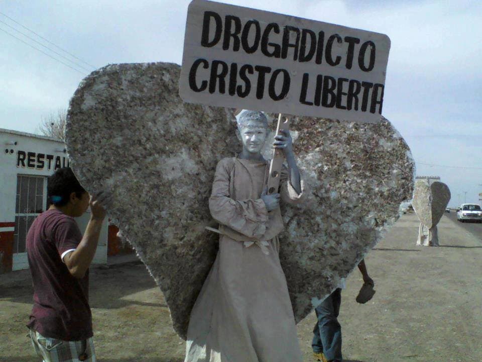 Caminan entre los peatones. Nadie sabe quienes son, ni el pasado violento que algunos ocultan bajos sus túnicas.