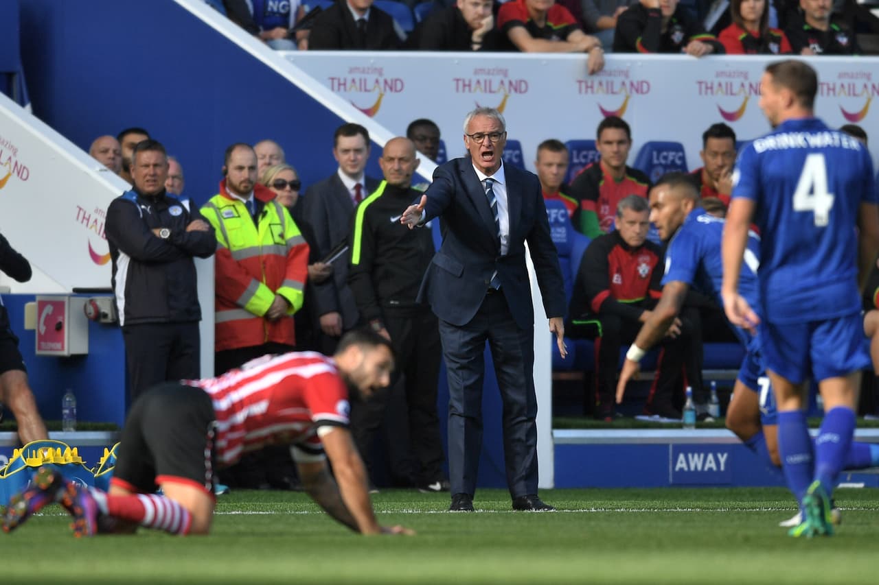 La siguiente salida del Leicester fue en Premier League ante Southampton. Igualaron 0-0 y así reaccionaba el entrenador durante el encuentro.