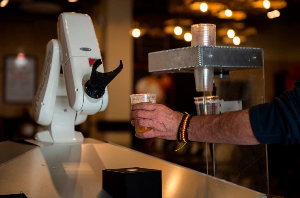 "Ahora no es rentable estar abierto, por las pocas sillas que hay. Pero tenemos que competir con los demás bares y hay que hacer algo distinto", dice Martínez, el dueño, a la AFP. Con el robot, "la gente ve, primero, que estamos abiertos y que se hace algo distinto que en el bar de la esquina", asegura.