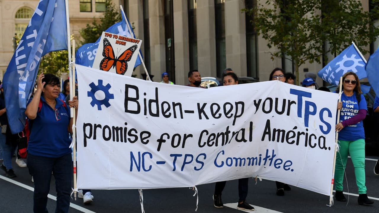 El gobierno de Joe Biden anunció este martes que planea 
<b><a href="https://www.univision.com/local/washington-dc-wfdc/organizaciones-pro-inmigrantes-extension-tps-fotos" target="_blank">extender por 18 meses el Estatus de Protección Temporal (TPS)</a></b> que protege de la deportación a unos 337,000 inmigrantes de El Salvador, Honduras, Nicaragua y Nepal. "Presidente, no fue suficiente lo que hizo", le dijeron voceros de organizaciones en una manifestación a las afueras de la Casa Blanca.