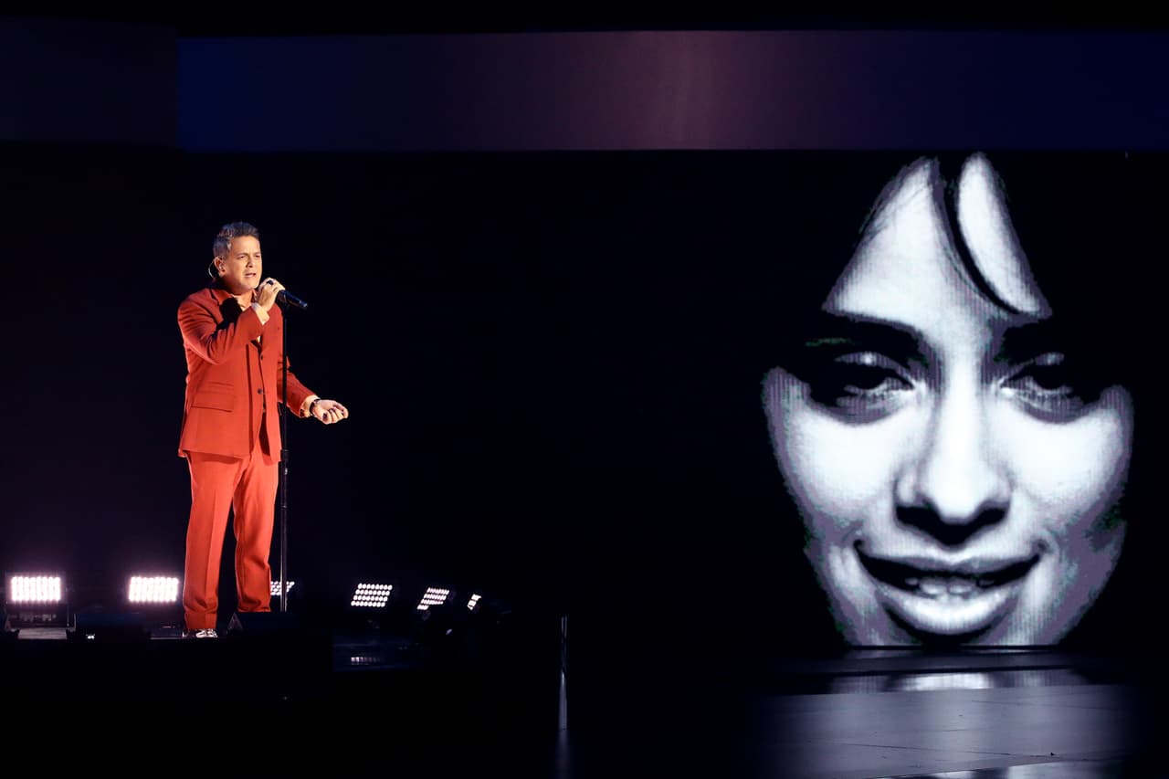 Al momento de escuchar su nombre, Sanz le dio un beso a Valdés para luego subir al escenario y recibir el premio de Grabación del año. A la pareja se le vinculó sentimentalmente desde el verano pasado.
<br>
