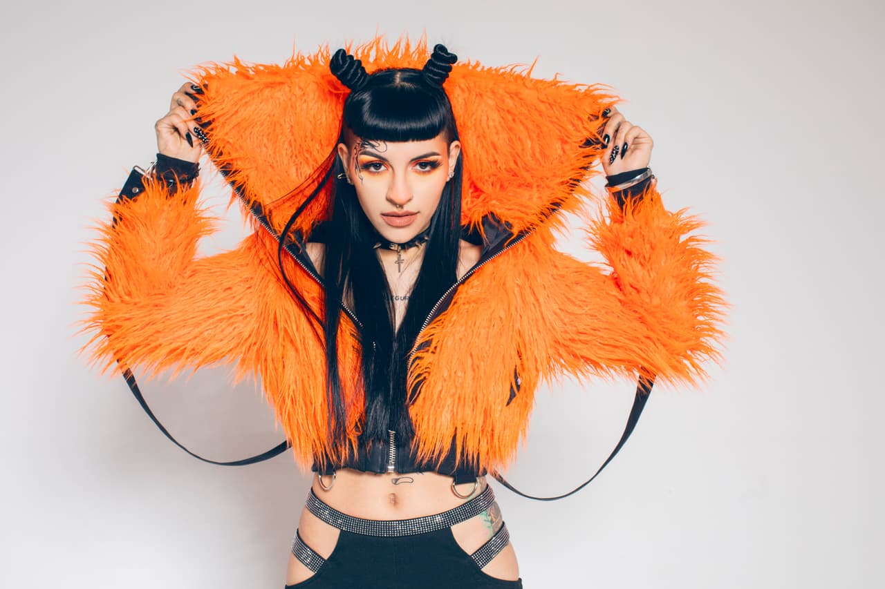 Julieta Emilia Cazzuchelli, una cantante y compositora argentina, nominada este año a Artista Revelación Femenina, categoría en la que también se encuentra Rosalía, estará por primera vez en el escenario.