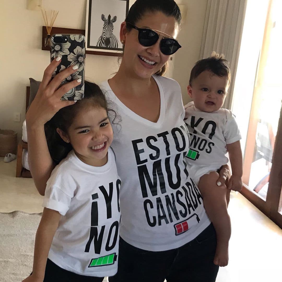 Ahora Ana Patricia vive su etapa como madre de estas dos preciosuras. ¿Que si es fácil? con sus playeras nos lo explica, sobre todo porque varias veces ha expresado la falta que le hace estar cerca de su mamá.
