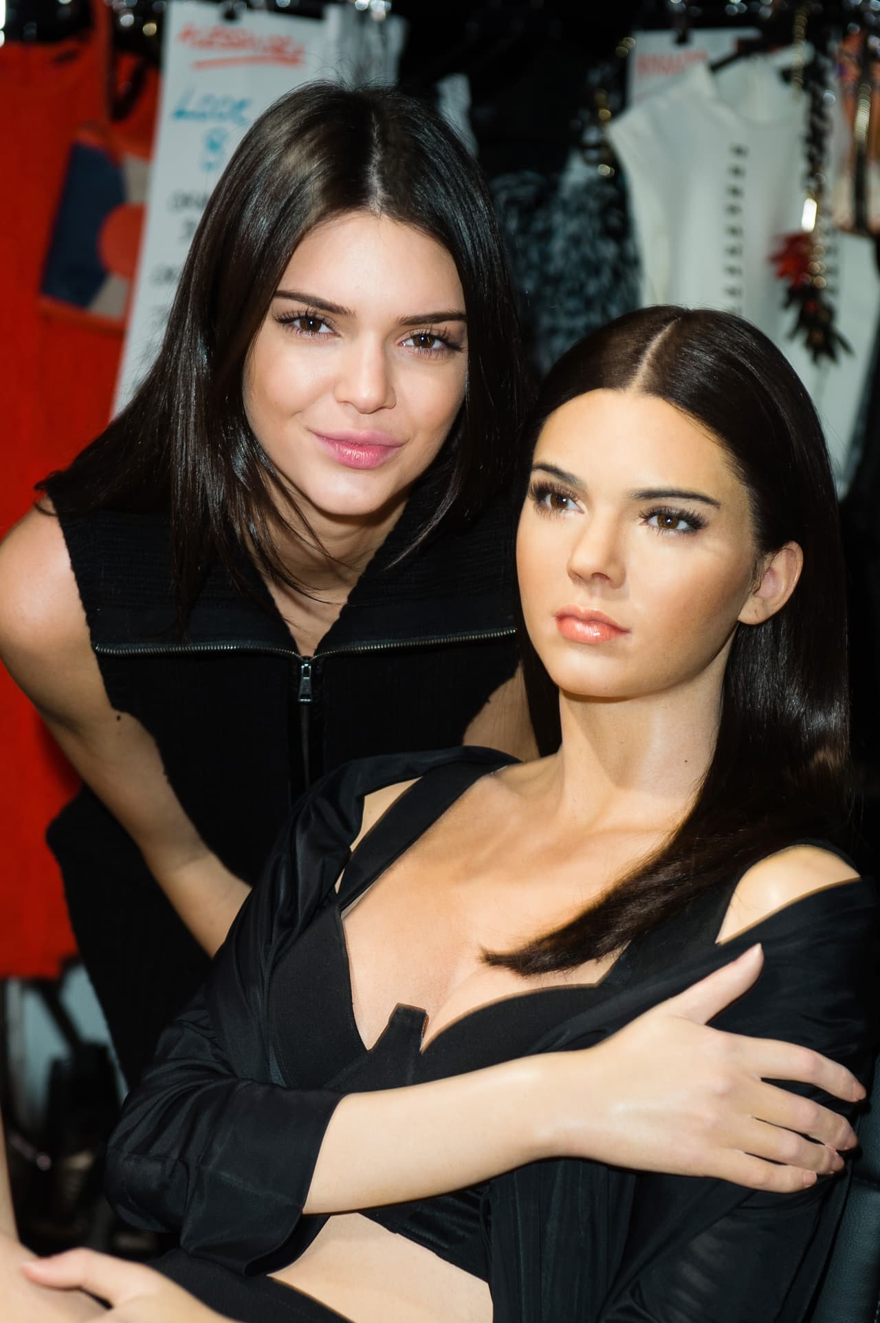 Dos chicas Kendall Jenner, i-gua-li-tas.