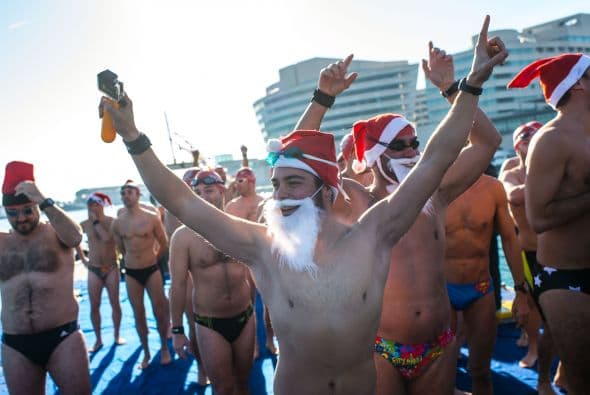 Competidores disfrutan de la atmósfera antes de la 105a de Copa de Natación en Barcelona.