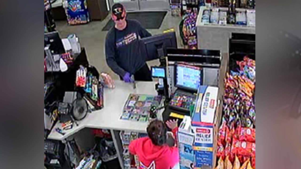 Se ofrece una recompensa de hasta 5,000 dólares a quien proporcione información que lleve a identificar al sospechoso. Los reportes se pueden hacer a través de la página de internet de 
<a href="https://crime-stoppers.org/" target="_blank">Crime Stoppers. </a>