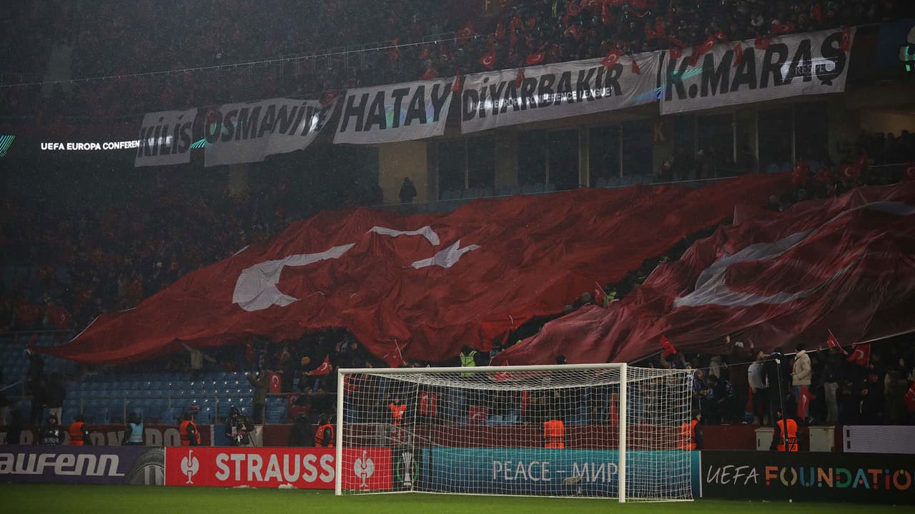 ¡Tifo espectacular! Rinden honores a rescatistas y a Proteo en Turquía