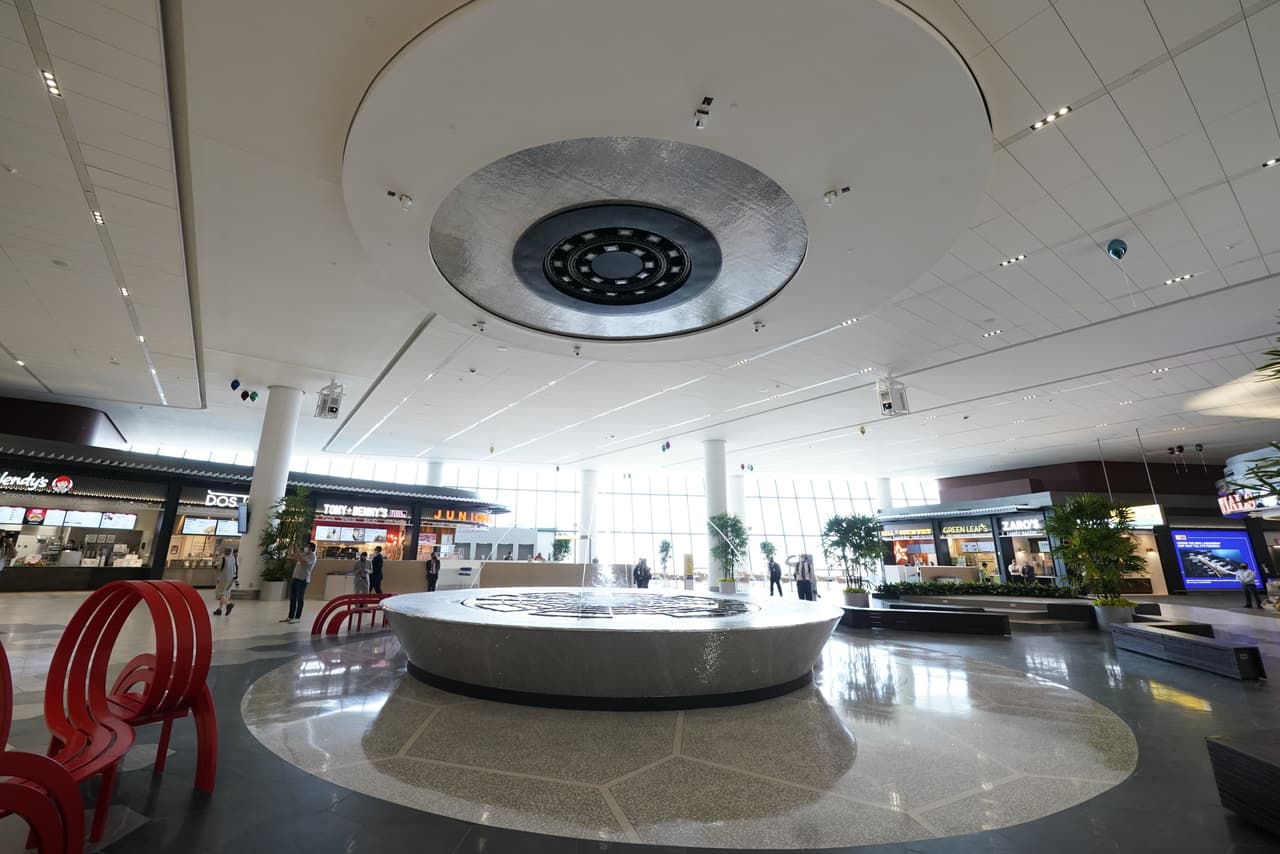 "Del peor aeropuerto del país al mejor, de terrible a mejor, de ser el hazmerreír en las obras de Saturday Night Live a hacer realidad la visión del Gobernador Cuomo de tener un aeropuerto de clase mundial digno de Nueva York", dijo Rick Cotton, Director Ejecutivo de la Autoridad Portuaria de Nueva York y Nueva Jersey.