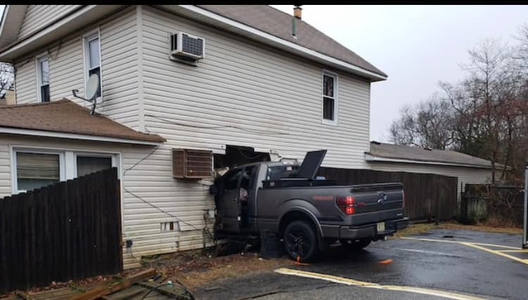 Mujer postrada en cama muere después de que una camioneta golpea el costado de su casa