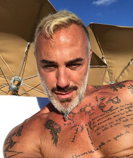 El millonario Gianluca Vacchi no se quedó atrás, por un tiempo ocultó sus canas con este tono.