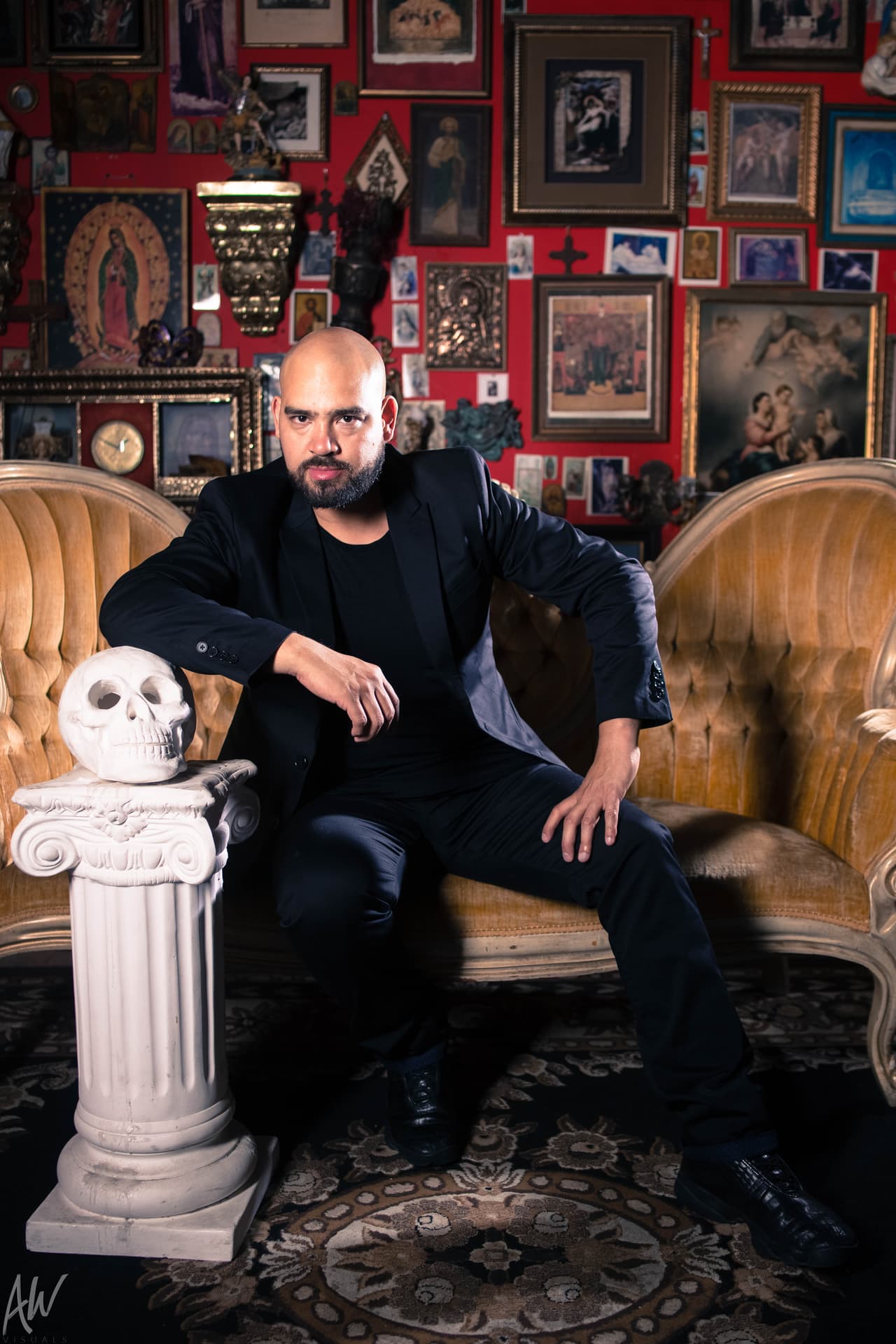 El mero mero petatero es
<b>El Pelón</b>, quien controla todos los movimientos del grupo, especialmente detrás de la consola de radio.