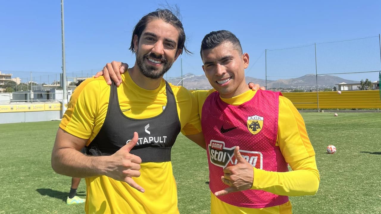 Fuerza mexicana, Pineda se une al AEK y trabaja a la par con Pizarro