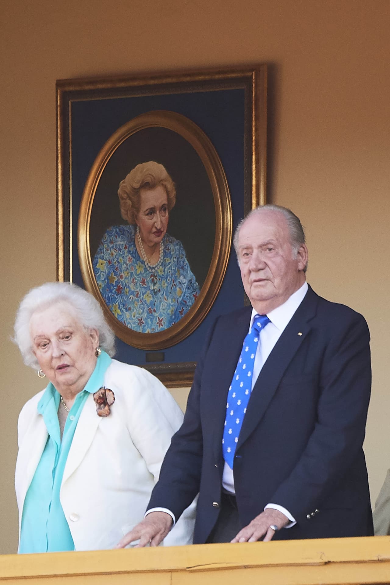 De acuerdo con 
<b><a href="https://elpais.com/elpais/2020/01/08/gente/1578491042_429621.html">El País</a>,</b> al momento del fallecimiento se encontraban junto a la infanta todos sus hijos, nietos; su hermana, la infanta Margarita; así como los reyes eméritos, 
<b><a href="https://www.univision.com/entretenimiento/realeza/alegres-y-amorosos-pero-con-un-toque-tradicional-asi-son-los-abuelos-de-la-realeza-fotos">Juan Carlos de Borbón y Sofía de Grecia.</a></b>