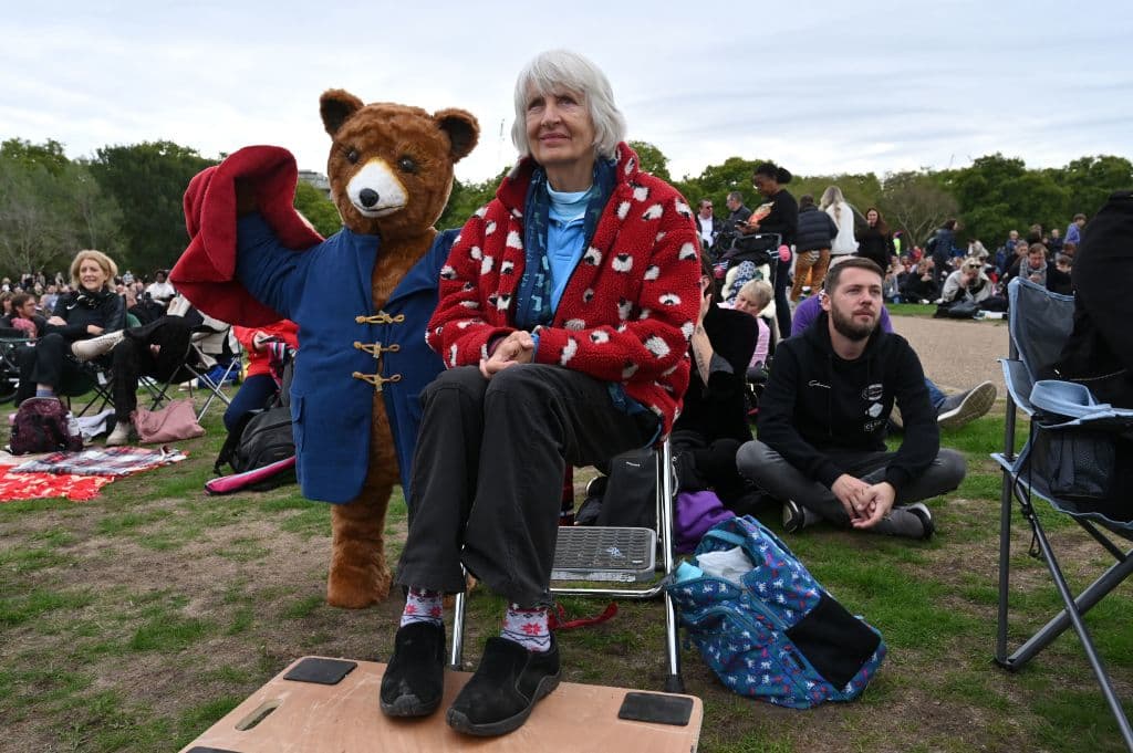 Fuera de Westminster, miles de personas de todo el mundo esperaron con paciencia para asistir al evento histórico.