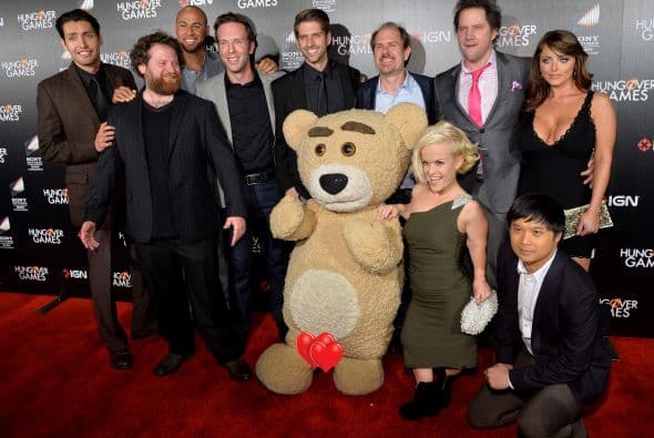 La alfombra de roja de la más reciente parodia 'Hungover Games' mostró personajes demasiados ilustrativos que para más de uso estuvo subidos de tono. La parodia de 85 minutos, se estrena este 18 de febrero y hasta el momento tienen un rating promedio entre los críticos del portal IMDB.com