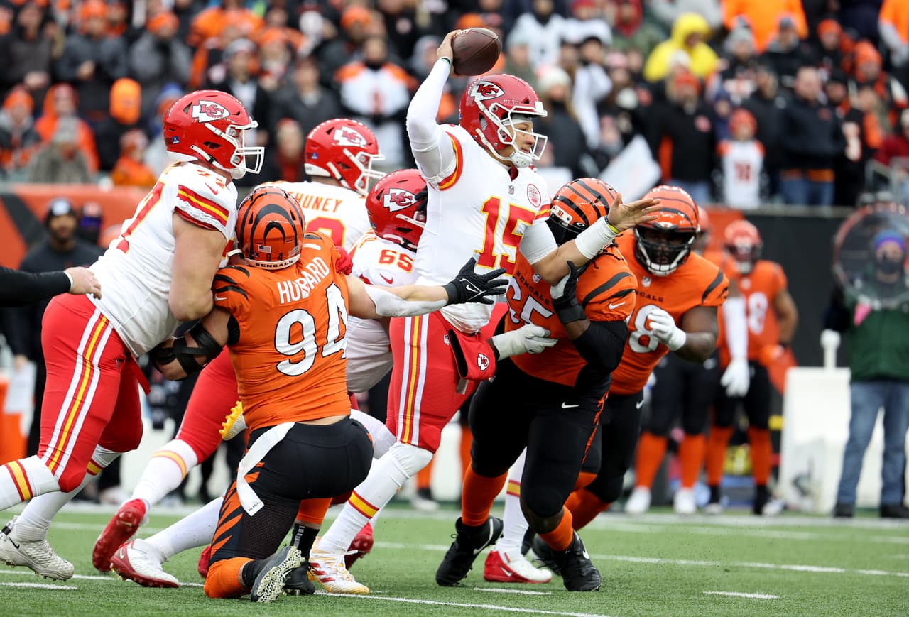 Los Cincinnati Bengals remontaron en el último cuarto a los Kansas City Chiefs para complacer a sus aficionados con todo y el cambio de quarterback.