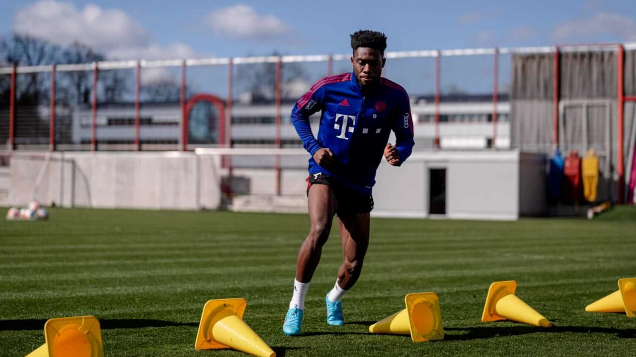 Alphonso Davies vuelve a entrenar después de dos meses