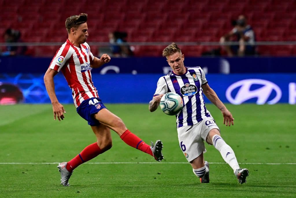 Luismi consigue llevarase la marca de Marcos Llorente con una genialidad que lo deja sembrado.