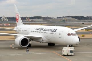 Un avión japonés aterriza de emergencia en Honolulu