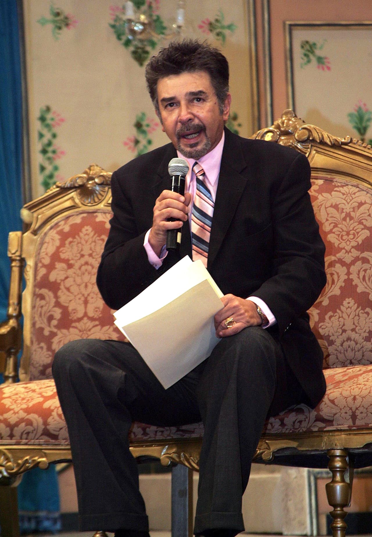 "Partió mi compañera de aventuras teatrales, televisivas, cinematográficas y cabareteras, la estupenda comediante, talentosa escritora y extraordinaria humorista Lupe Vázquez", escribió.