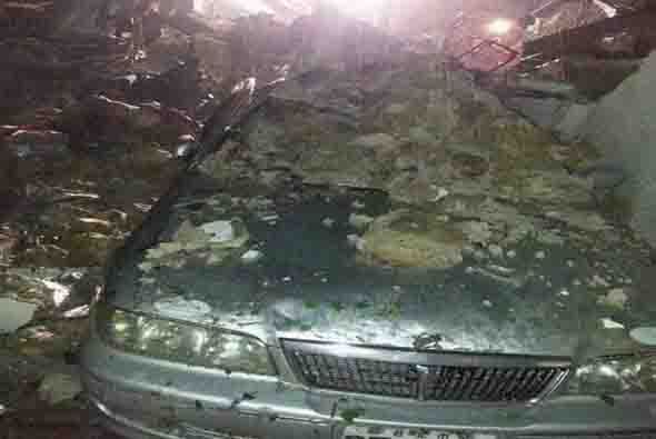 En este auto se pueden ver los rastros de los escombros por el accidente. Foto tomada de Twitter.