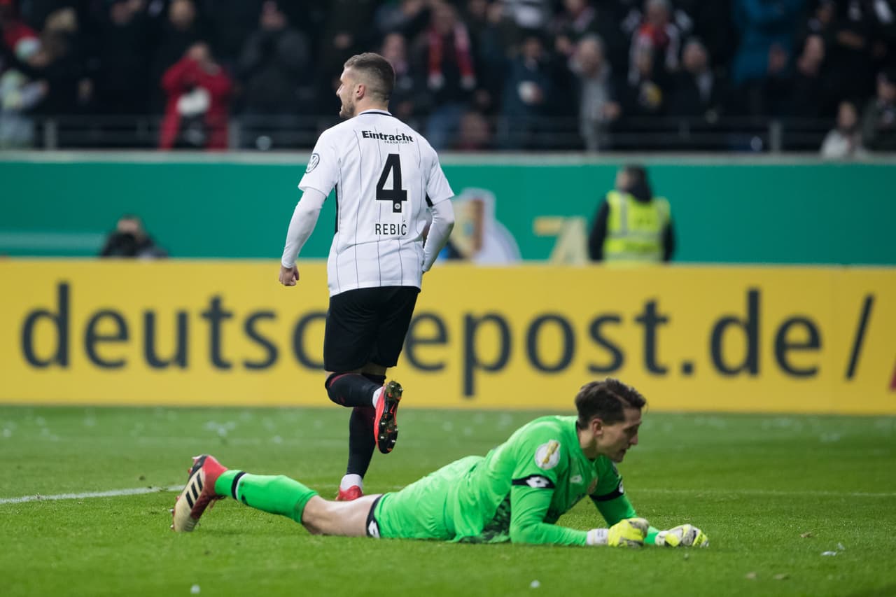 El primero en anotar fue el delantero croata Rebic, quien recibió el pase de Wolf tras una pésima salida del portero visitante.