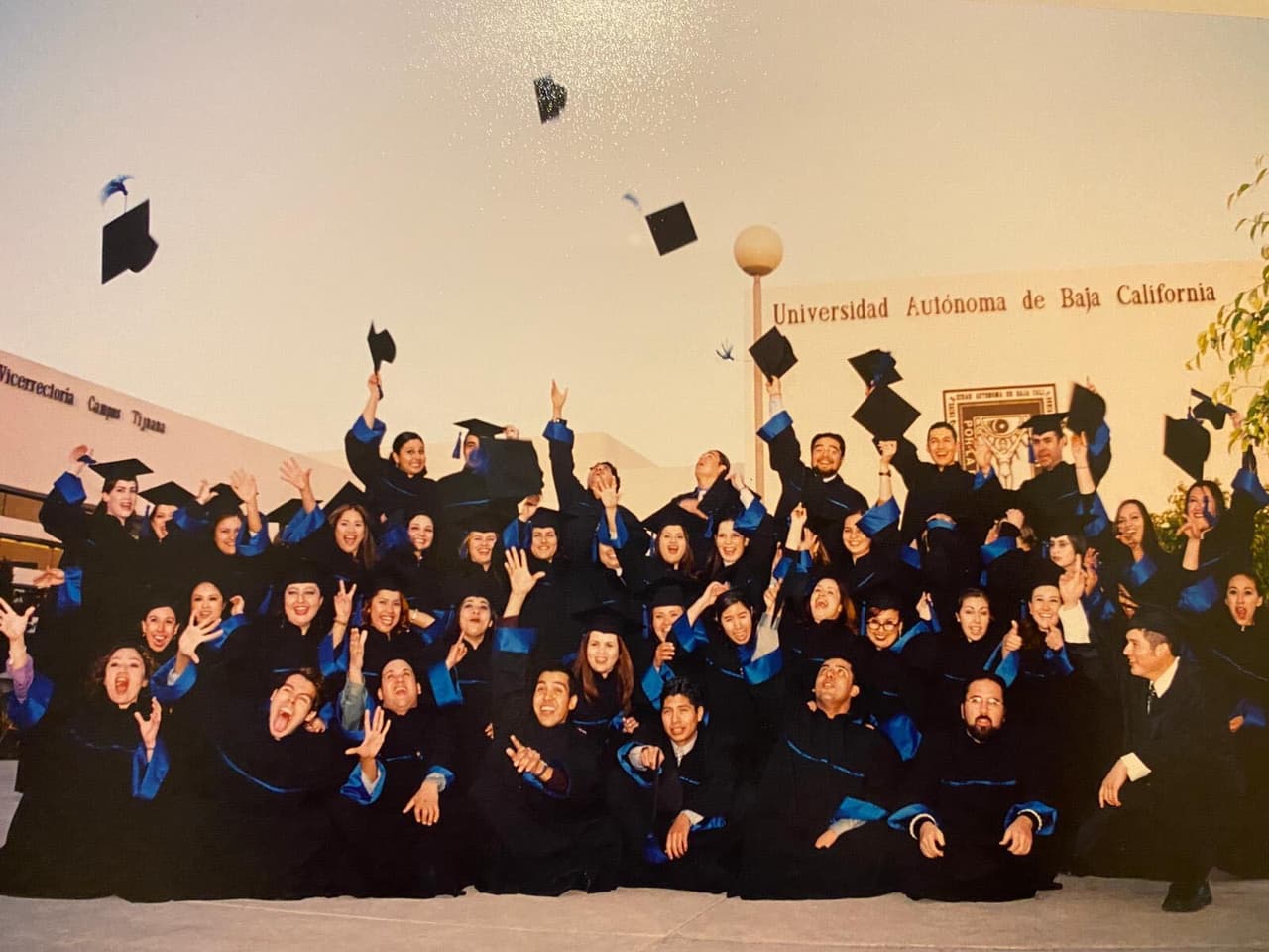 Nuestro corresponsal estaba entre este grupo de egresados de la Universidad Autónoma de Baja California en México.