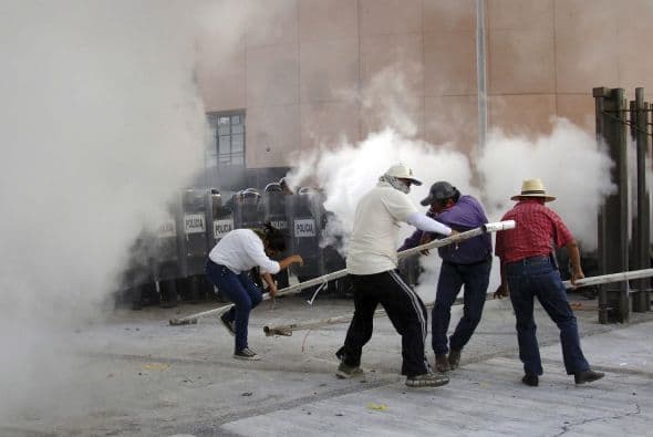 El humo del gas lacrimógeno comenzó a extenderse por el lugar.