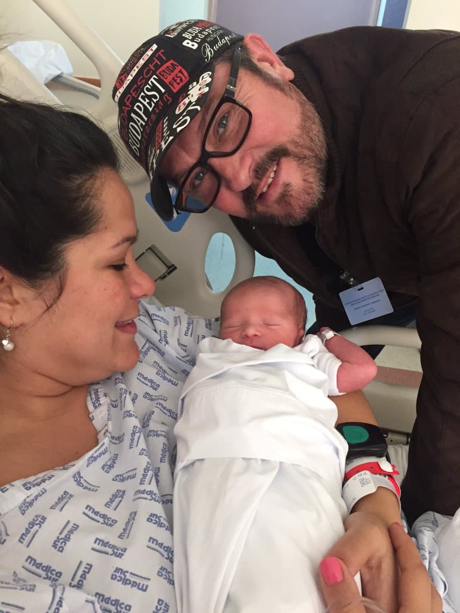 Khiabet está casada y ya convirtió a Arturo en abuelo, su hijo Lucca tiene dos años. Brandon y Kristal también le escribieron este año a la cigueña y en 2019 le dará el segundo nieto al actor.