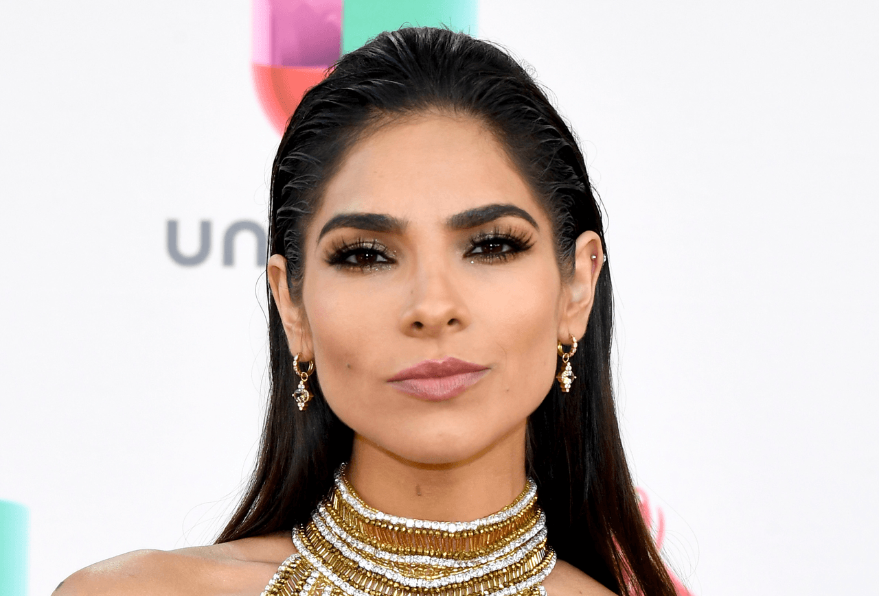 Alejandra Espinoza sacó partido a sus rasgos marcando con fuerza los ojos con algo de sombra platinada y aplicando tonos muy naturales en labios y pómulos.