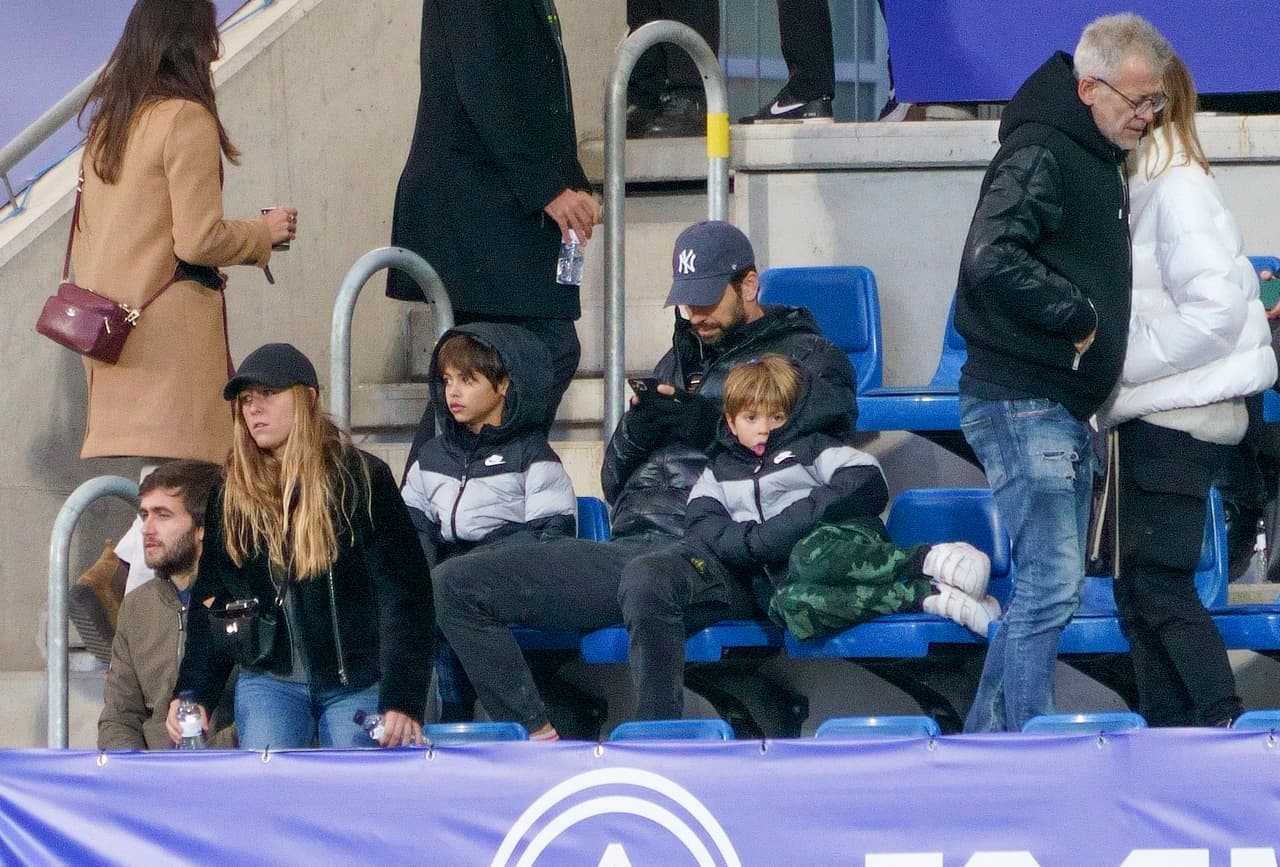 En el partido al que asistieron 
<b><a href="https://www.univision.com/famosos/pique-y-clara-chia-cautivado-shakira-dejado-fotos" target="_blank">no fue vista Clara Chía Martí</a></b>, con quien Gerard Piqué mantiene una relación amorosa. 
<br>