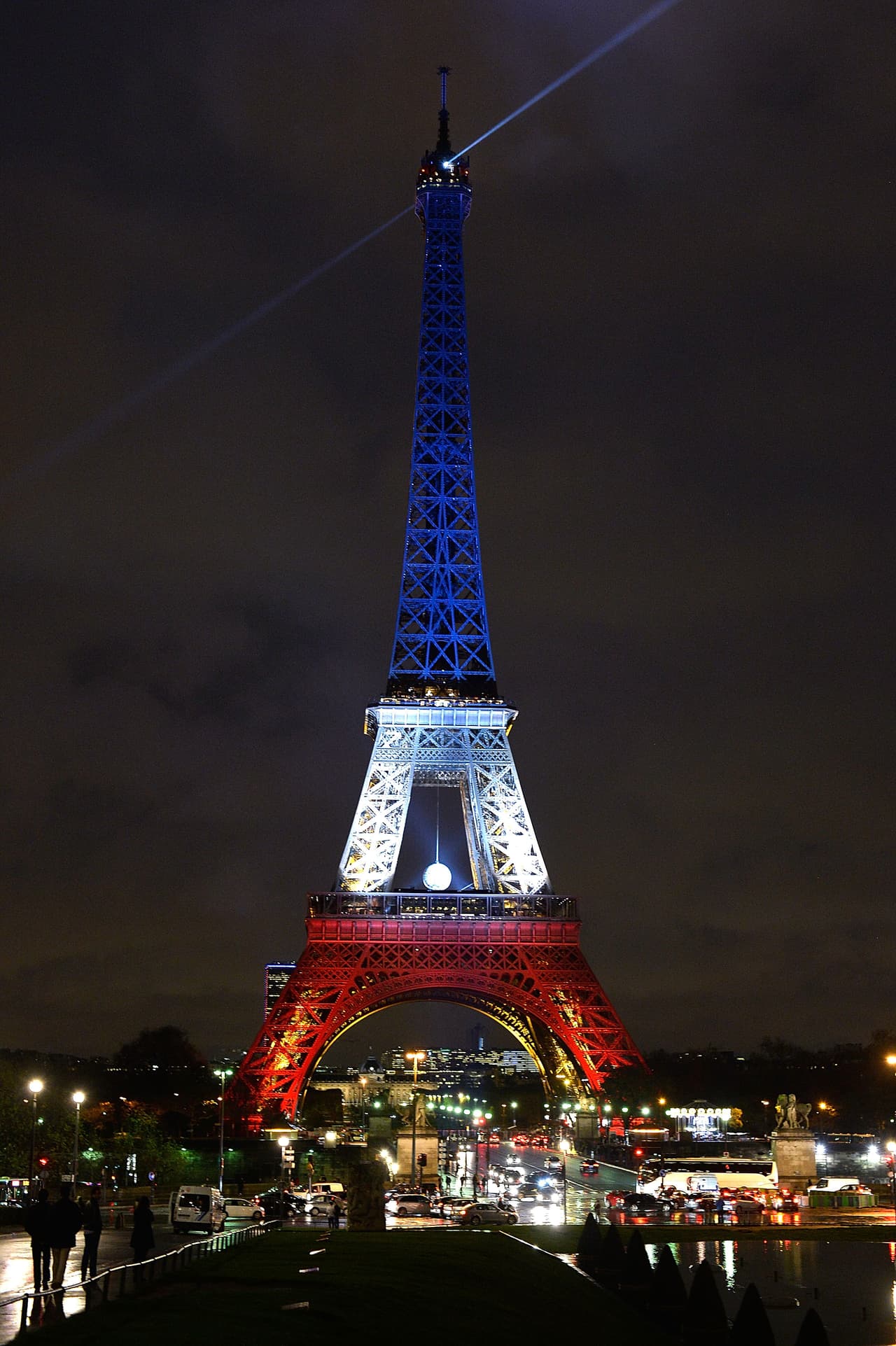 La Torre Eiffel se ilumina de rojo, blanco y azul en honor a las víctimas de los ataques terroristas del viernes 20 de noviembre de 2015.