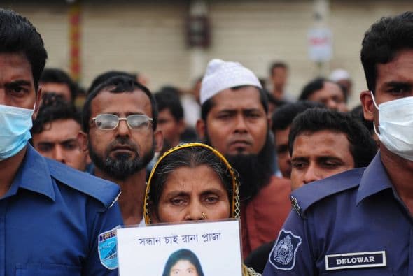 "Quiero la pena de muerte para el dueño del edificio. Queremos salarios regulares, aumentos y definitivamente queremos mejor seguridad en nuestras fábricas", dijo Mongidul Islam Rana, de 18 años, quien trabaja en una fábrica de confección que no estaba en el edificio Rana Plaza.