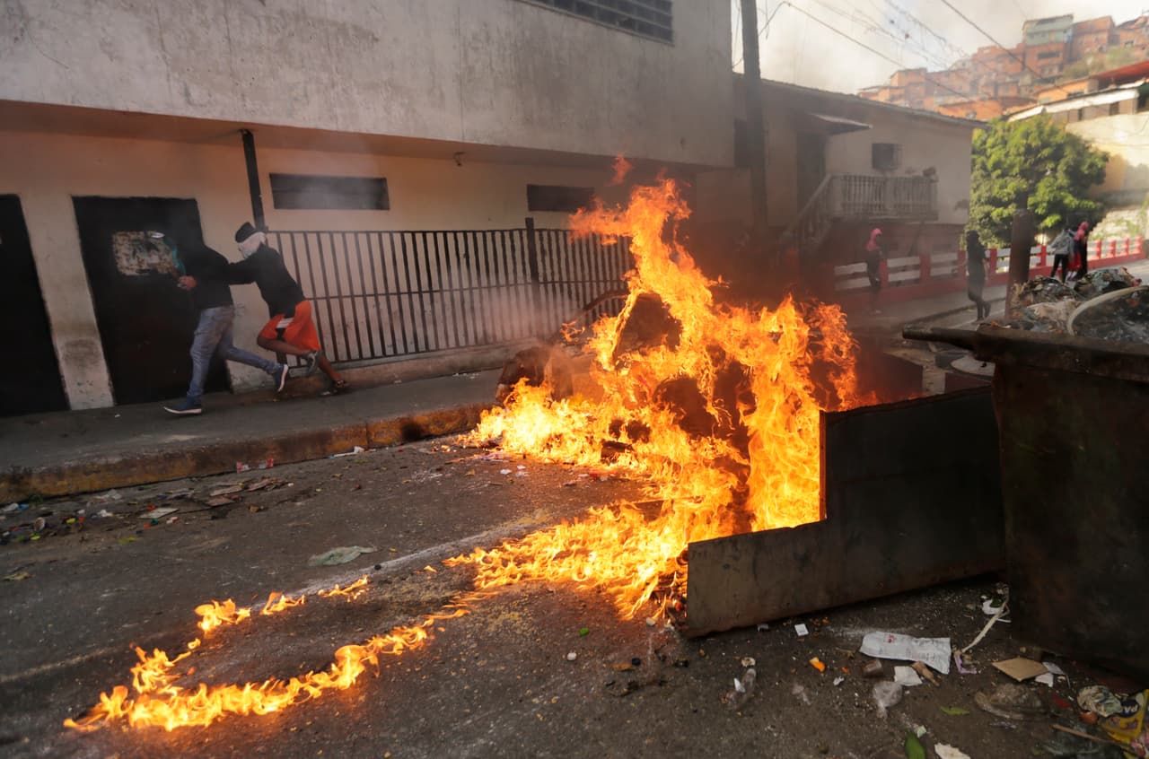 Carros y objetos quemados se vieron en distintas imágenes que muestran las protestas en los alrededores de la sede de militar en Caracas.