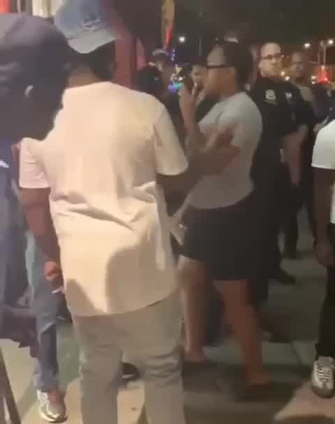 Policía le propina paliza a un hombre, al parecer sin provocación