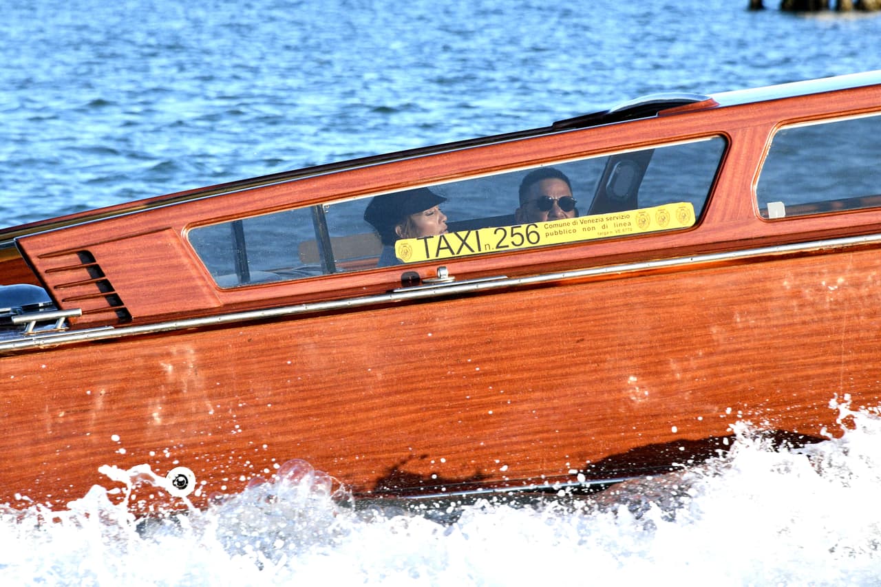 Protegida del sol con un sombrero de panadero, llegó a Venecia arriba de uno de los típicos taxis acuáticos que navegan por los canales de esa ciudad. 
<br>