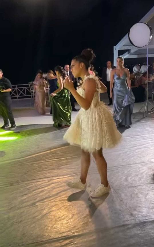 Más tarde, se cambió y se puso un tercer diseño más cómodo para poder bailar y disfrutar su gran noche.